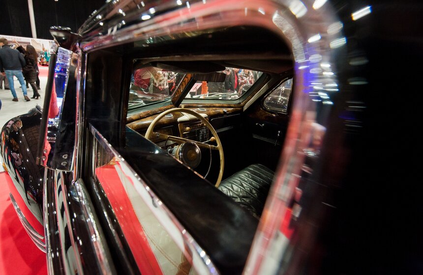 В Сокольниках открылась выставка старинных автомобилей 29 фото