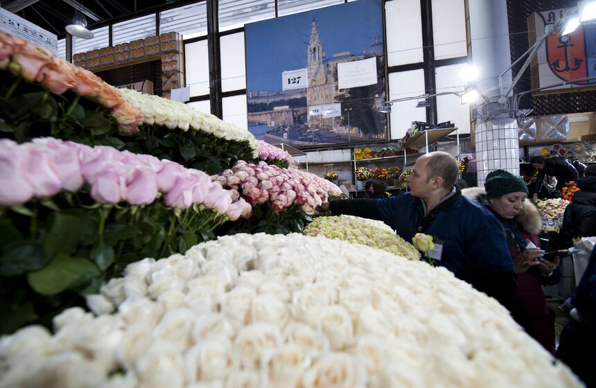 В погоне за цветами: москвичи выстроились в очереди за букетами 5 фото