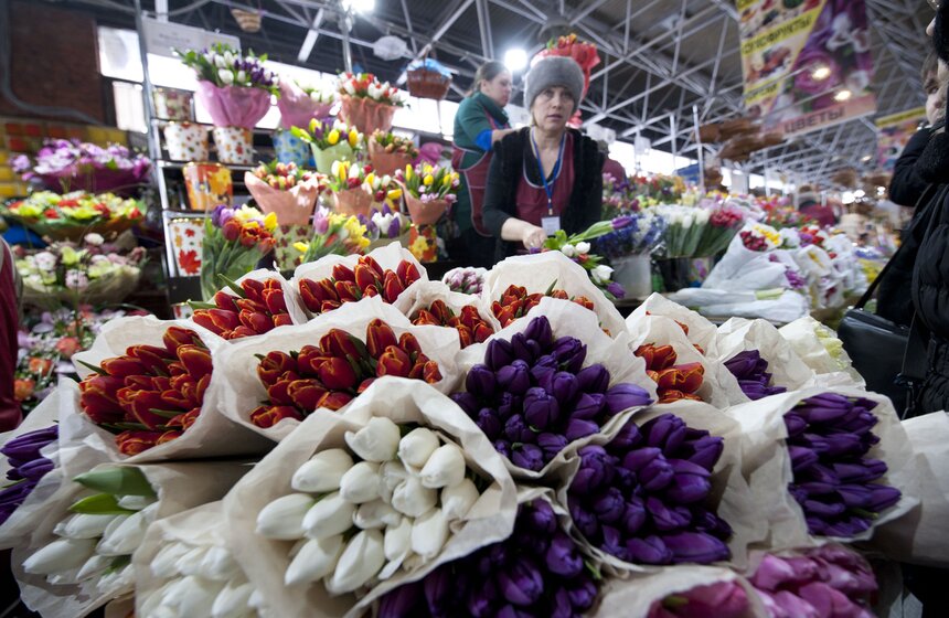 В погоне за цветами: москвичи выстроились в очереди за букетами 4 фото