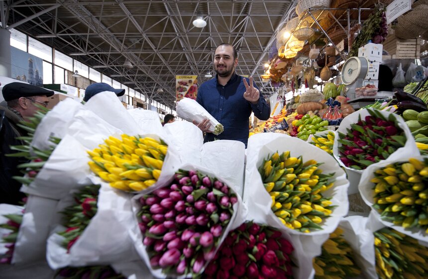 В погоне за цветами: москвичи выстроились в очереди за букетами 2 фото