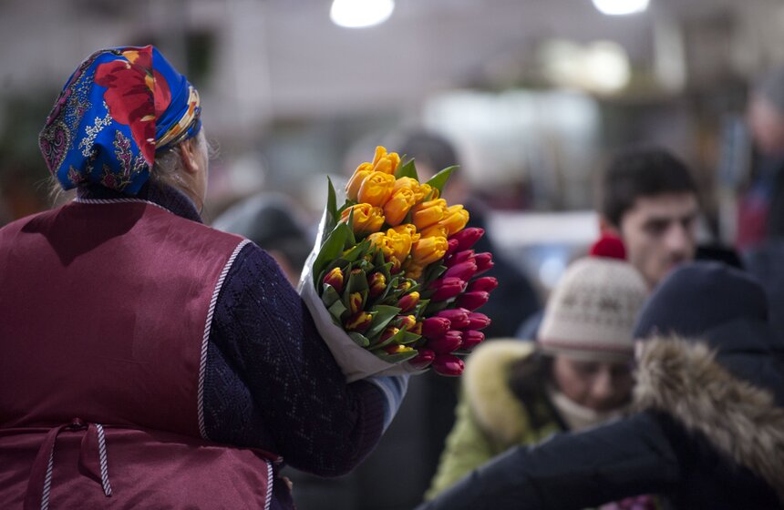 В погоне за цветами: москвичи выстроились в очереди за букетами 3 фото