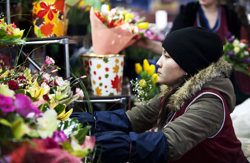 В погоне за цветами: москвичи выстроились в очереди за букетами 13 фото