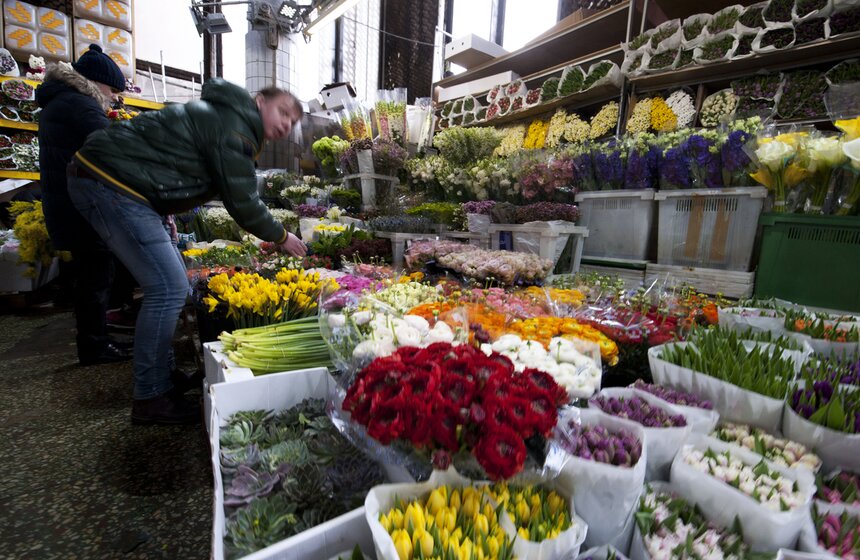 В погоне за цветами: москвичи выстроились в очереди за букетами 12 фото