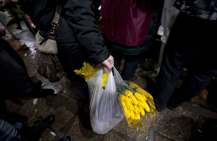 В погоне за цветами: москвичи выстроились в очереди за букетами 8 фото