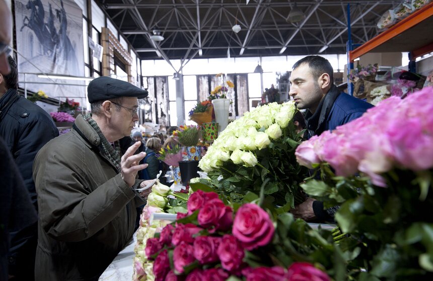 В погоне за цветами: москвичи выстроились в очереди за букетами 7 фото