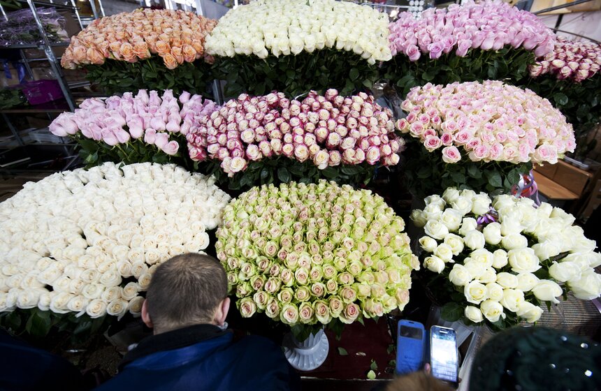 В погоне за цветами: москвичи выстроились в очереди за букетами 6 фото