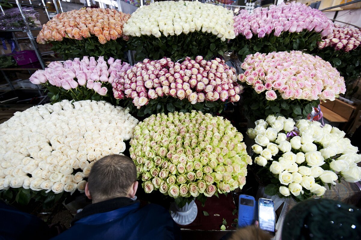 Сколько стоят тюльпаны на рынке. Цветы на рынке. Розы Рижский рынок. Рижский рынок цветы. Композиции цветов на Рижском рынке.