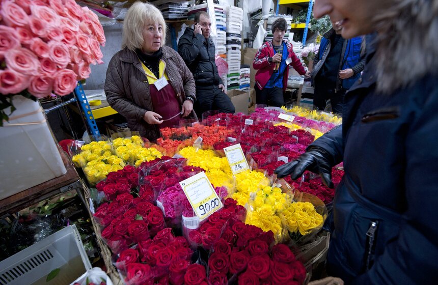 В погоне за цветами: москвичи выстроились в очереди за букетами 10 фото