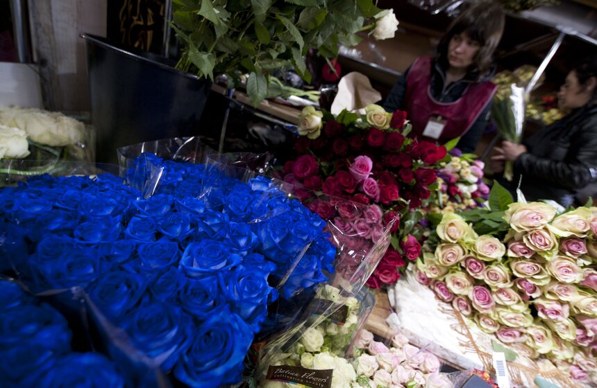 В погоне за цветами: москвичи выстроились в очереди за букетами 9 фото