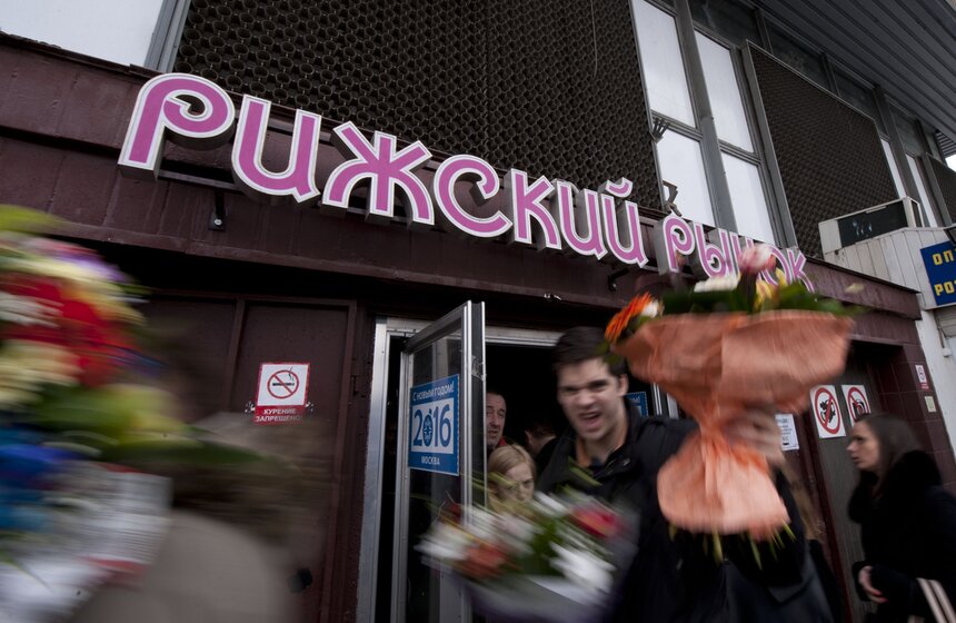 В погоне за цветами: москвичи выстроились в очереди за букетами 1 фото