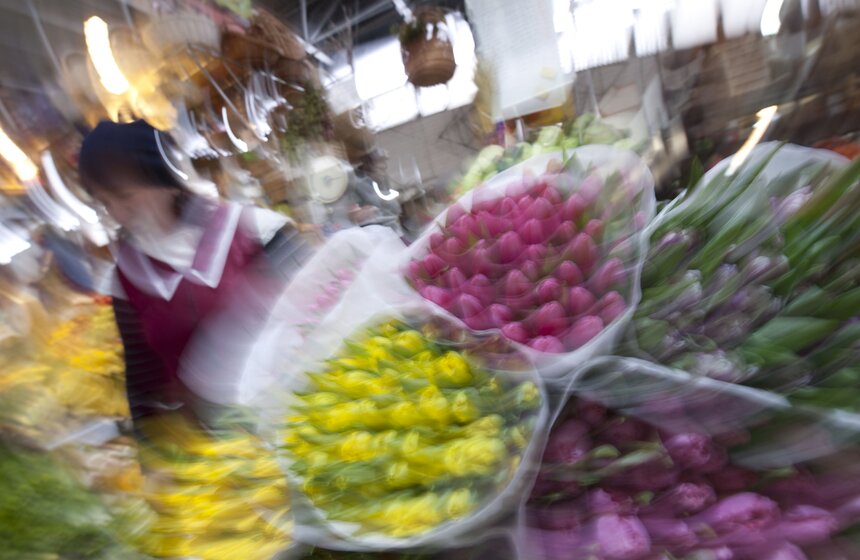 В погоне за цветами: москвичи выстроились в очереди за букетами 20 фото