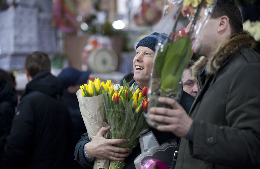 В погоне за цветами: москвичи выстроились в очереди за букетами 14 фото