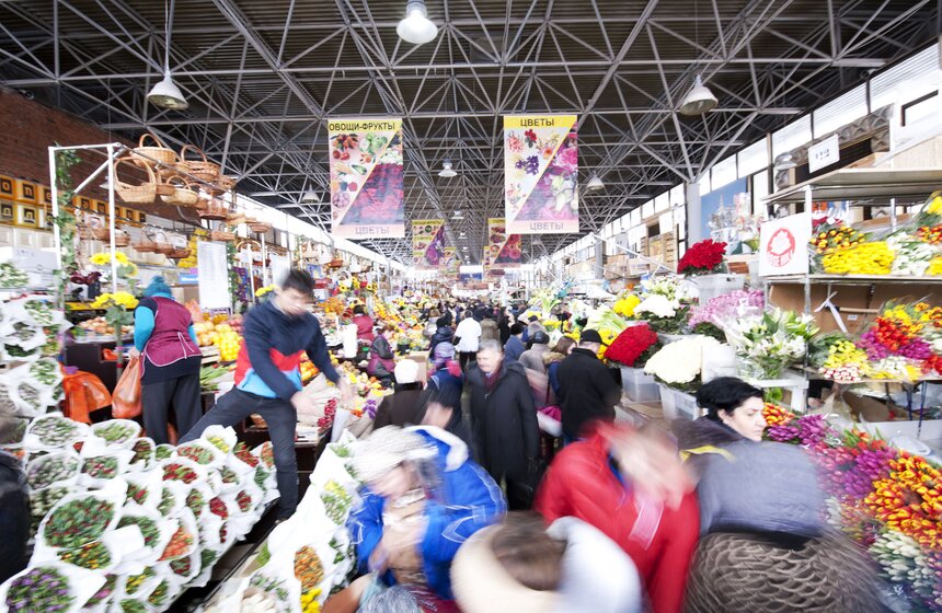 В погоне за цветами: москвичи выстроились в очереди за букетами 17 фото