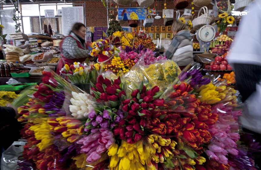 В погоне за цветами: москвичи выстроились в очереди за букетами 19 фото