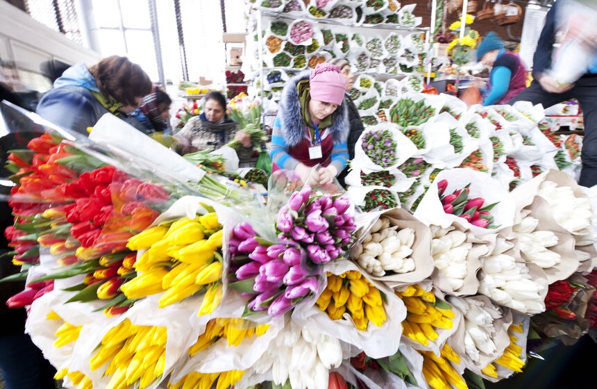 В погоне за цветами: москвичи выстроились в очереди за букетами 18 фото