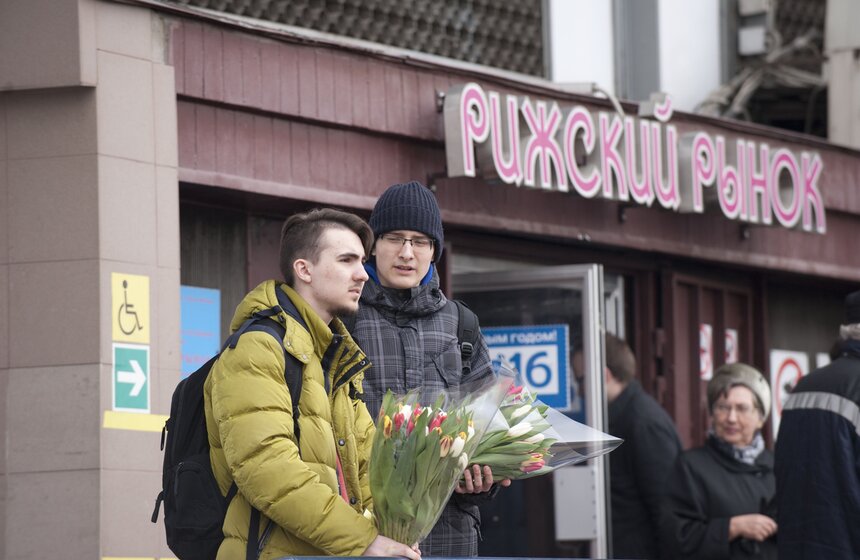 В погоне за цветами: москвичи выстроились в очереди за букетами 25 фото