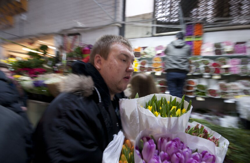 В погоне за цветами: москвичи выстроились в очереди за букетами 21 фото