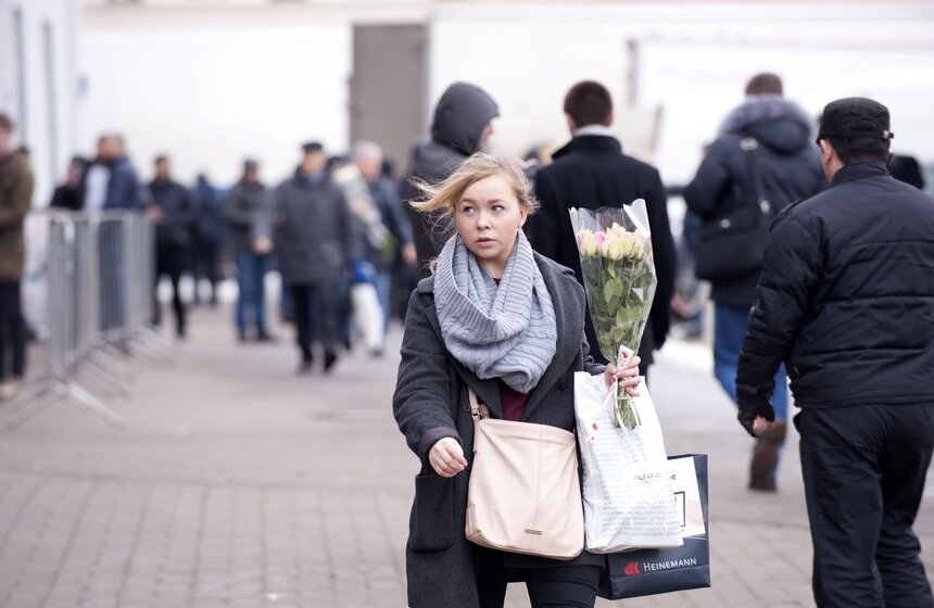 В погоне за цветами: москвичи выстроились в очереди за букетами 23 фото