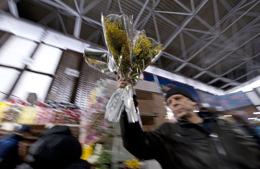 В погоне за цветами: москвичи выстроились в очереди за букетами 22 фото