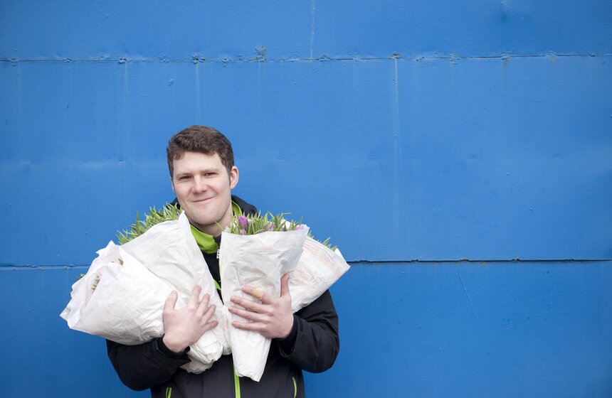 В погоне за цветами: москвичи выстроились в очереди за букетами 24 фото