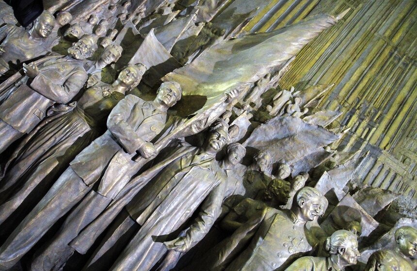 Горельеф 50-х годов XX века открыли на ВДНХ после реставрации 13 фото