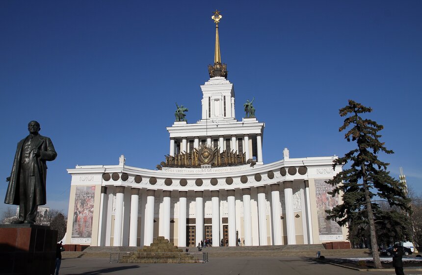 Горельеф 50-х годов XX века открыли на ВДНХ после реставрации 1 фото