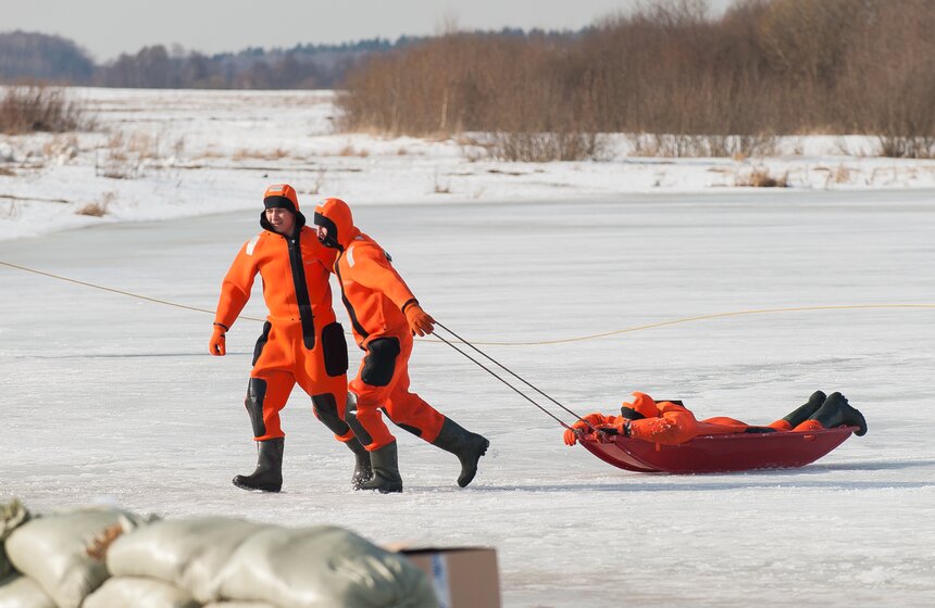 Главное управление МЧС показало работу в условиях паводка 17 фото