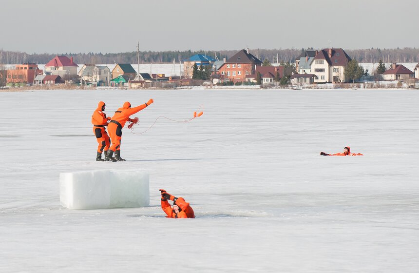 Главное управление МЧС показало работу в условиях паводка 16 фото