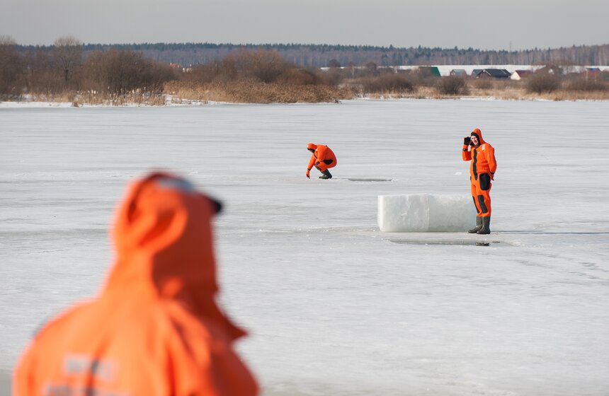 Главное управление МЧС показало работу в условиях паводка 11 фото