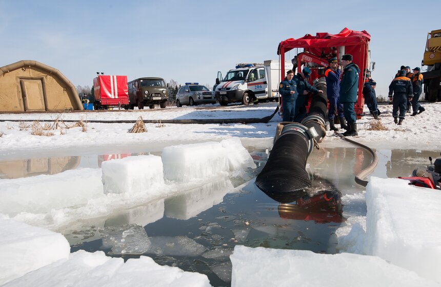 Главное управление МЧС показало работу в условиях паводка 7 фото