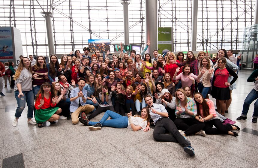 Танцевальный флешмоб в аэропорту Внуково 20 фото