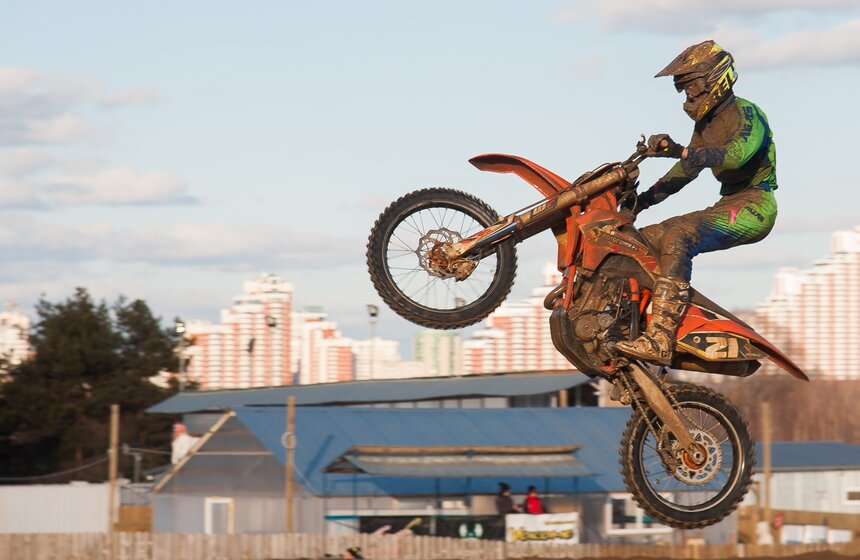 В Крылатском состоялись зимние соревнования по мотокроссу 20 фото