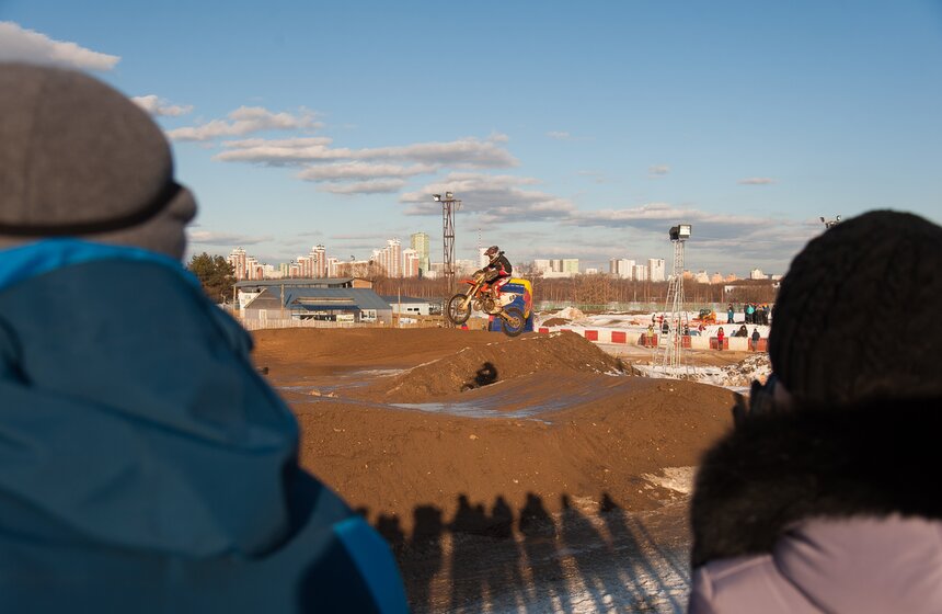 В Крылатском состоялись зимние соревнования по мотокроссу 19 фото