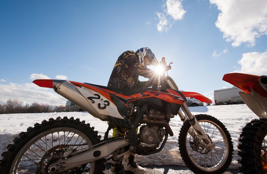 В Крылатском состоялись зимние соревнования по мотокроссу 24 фото