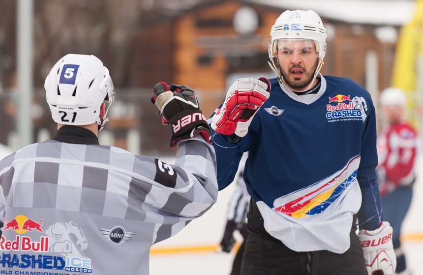 На ВДНХ состоялся хоккейный турнир Red Bull Open Ice 6 фото