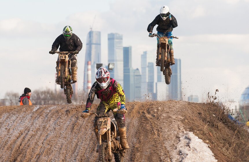 В Крылатском состоялись зимние соревнования по мотокроссу 5 фото
