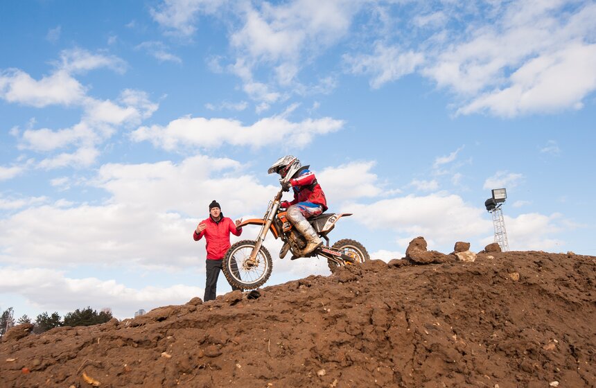 В Крылатском состоялись зимние соревнования по мотокроссу 4 фото