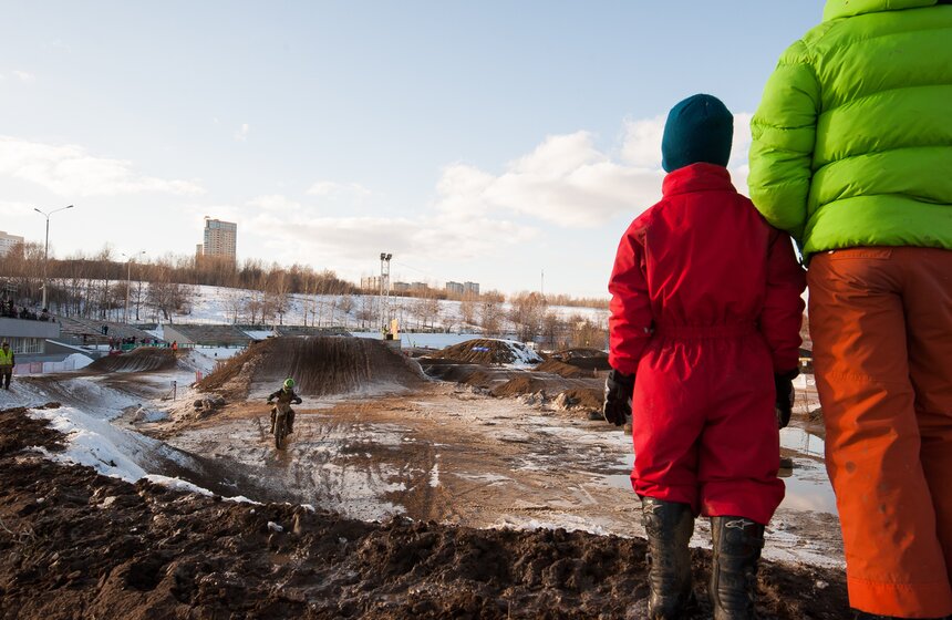 В Крылатском состоялись зимние соревнования по мотокроссу 17 фото