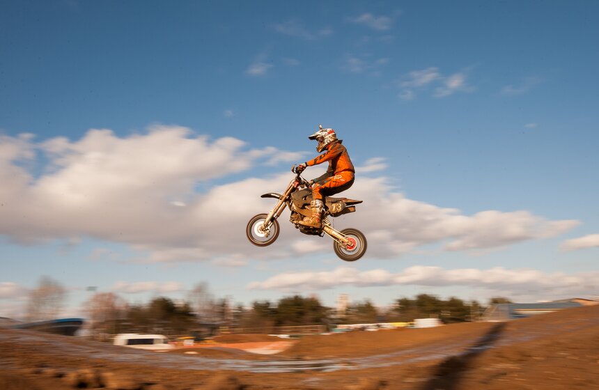 В Крылатском состоялись зимние соревнования по мотокроссу 10 фото