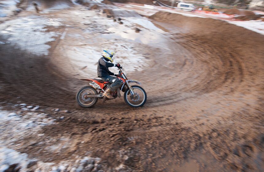 В Крылатском состоялись зимние соревнования по мотокроссу 12 фото