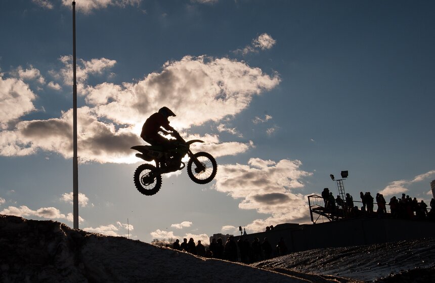 В Крылатском состоялись зимние соревнования по мотокроссу 13 фото