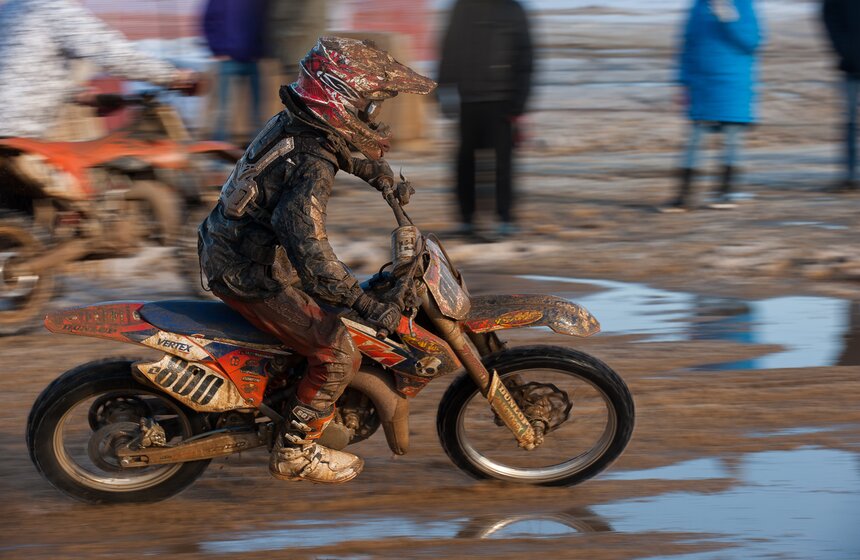 В Крылатском состоялись зимние соревнования по мотокроссу 16 фото