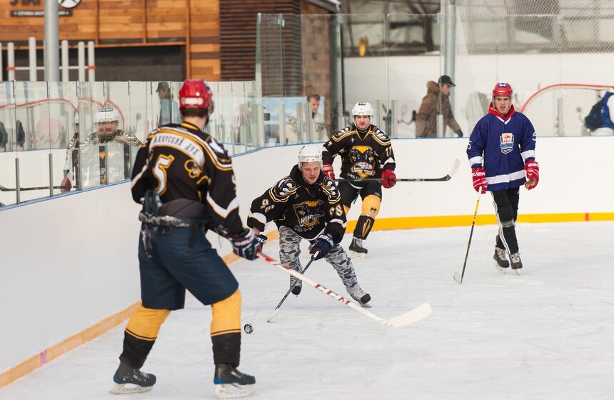 На ВДНХ состоялся хоккейный турнир Red Bull Open Ice 17 фото