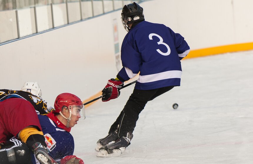 На ВДНХ состоялся хоккейный турнир Red Bull Open Ice 19 фото