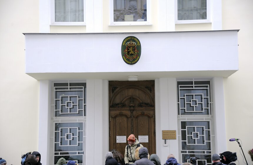 Москвичи несут цветы к посольству Бельгии в России 14 фото