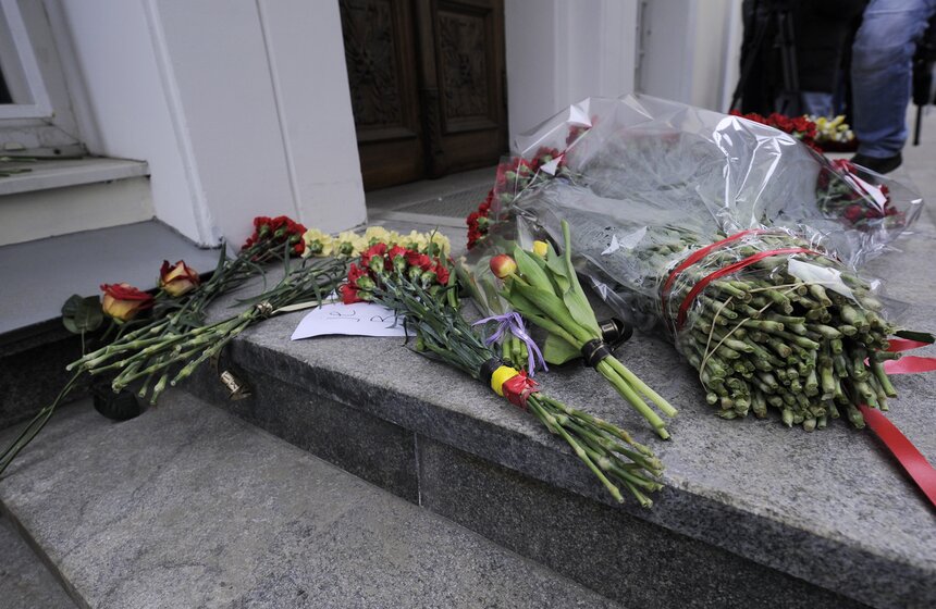 Москвичи несут цветы к посольству Бельгии в России 19 фото