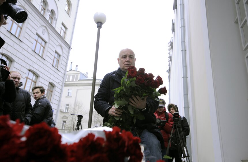 Москвичи несут цветы к посольству Бельгии в России 23 фото