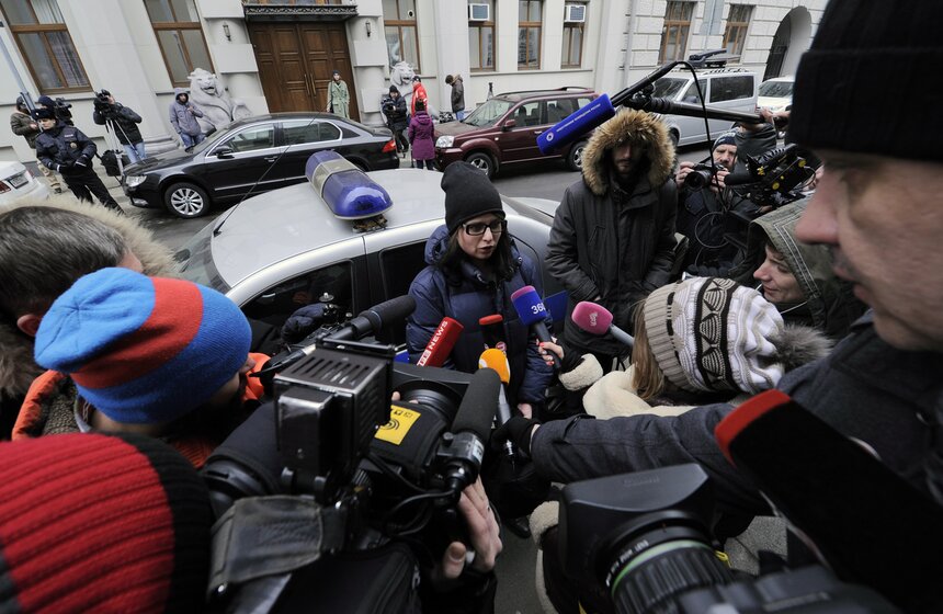 Москвичи несут цветы к посольству Бельгии в России 3 фото