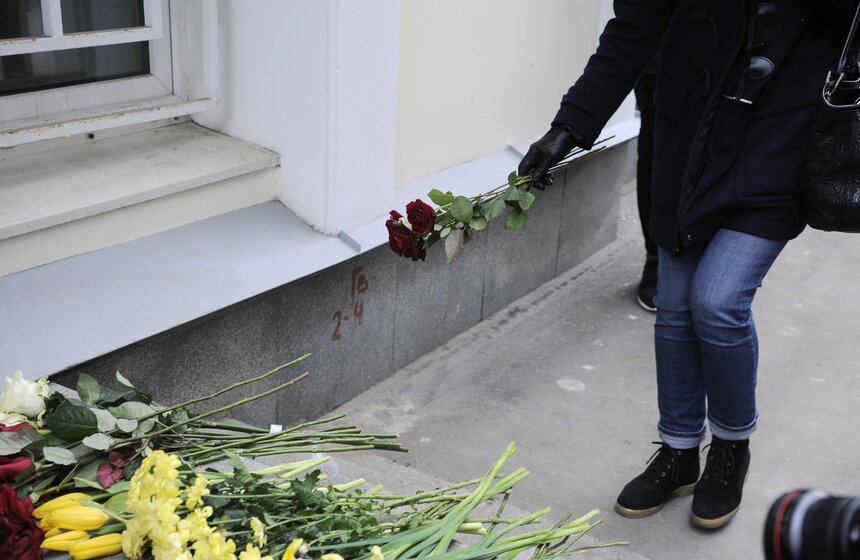 Москвичи несут цветы к посольству Бельгии в России 13 фото