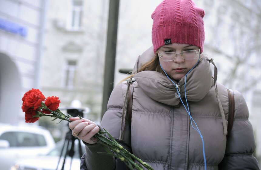 Москвичи несут цветы к посольству Бельгии в России 12 фото